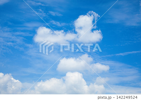 夏の青空と白い雲 夏の青空と白い雲 142249524