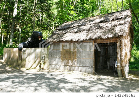 【苫前町「三毛別羆事件復元地」当時を復原した開拓小屋と羆のモニュメント】 142249563