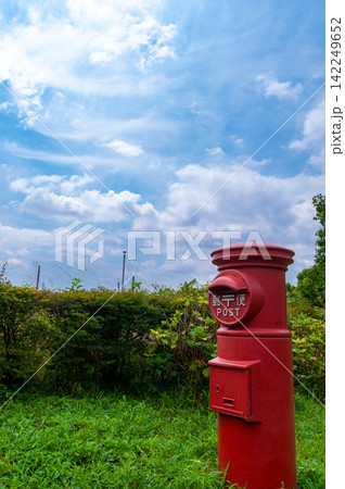 青空と赤い郵便ポスト 緑に囲まれた夏の風景 コピースペースのある背景素材 青空と赤い郵便ポスト 緑に囲まれた夏の風景 コピースペースのある背景素材 142249652