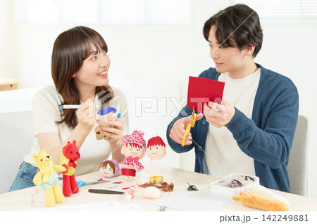 ぬいぐるみ作りを一緒に楽しむ20代の男女 ぬいぐるみ作りを一緒に楽しむ20代の男女 142249881