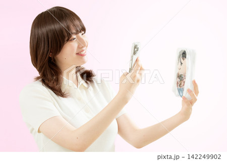 お気に入りのぬいぐるみを撮る20代女性のぬい活 142249902