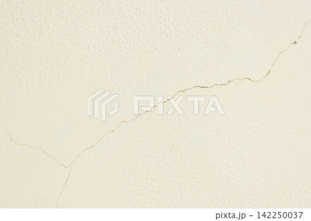 crack on white wall from earthquake, construction industry crack on white wall from earthquake, construction industry 142250037