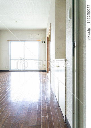 古いマンションの室内リビング 窓側 白壁 リフォーム前 古いマンションの室内リビング 窓側 白壁 リフォーム前 142250075