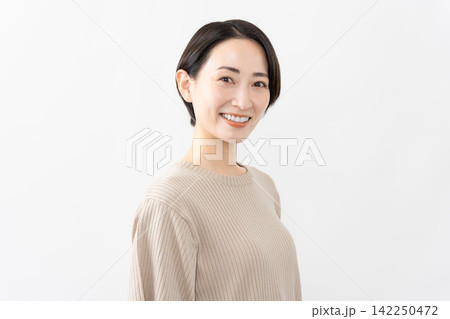 半袖ニット姿の女性 ライフスタイルイメージ 半袖ニット姿の女性 ライフスタイルイメージ 142250472