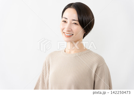 半袖ニット姿の女性 ライフスタイルイメージ 半袖ニット姿の女性 ライフスタイルイメージ 142250473