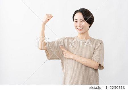 半袖ニット姿の女性 ライフスタイルイメージ 半袖ニット姿の女性 ライフスタイルイメージ 142250518