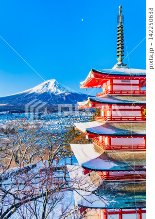 山梨 新倉山浅間神社 雪晴れの朝 山梨 新倉山浅間神社 雪晴れの朝 142250638