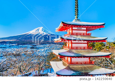 山梨 新倉山浅間神社　雪晴れの朝 142250640