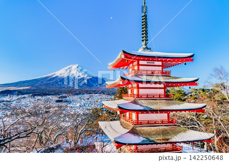 山梨 新倉山浅間神社　雪晴れの朝 142250648
