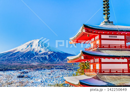 山梨 新倉山浅間神社　雪晴れの朝 142250649