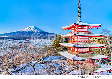 山梨 新倉山浅間神社 雪晴れの朝 山梨 新倉山浅間神社 雪晴れの朝 142250653