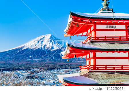 山梨 新倉山浅間神社　雪晴れの朝 142250654