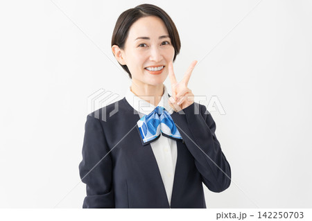 制服を着た受付係の女性 ジョブイメージ 制服を着た受付係の女性 ジョブイメージ 142250703