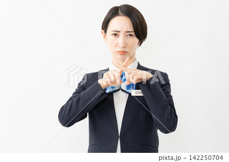 制服を着た受付係の女性　ジョブイメージ 142250704