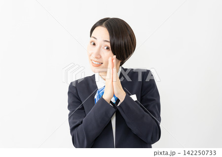 制服を着た受付係の女性 ジョブイメージ 制服を着た受付係の女性 ジョブイメージ 142250733
