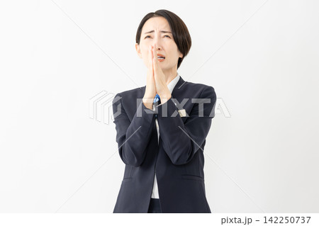 制服を着た受付係の女性 ジョブイメージ 制服を着た受付係の女性 ジョブイメージ 142250737