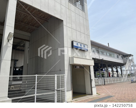 西鉄筑紫駅の外観と駅名標(福岡県筑紫野市) 西鉄筑紫駅の外観と駅名標(福岡県筑紫野市) 142250758