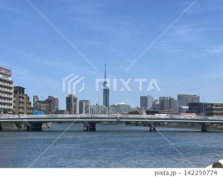 室見川と福岡タワーの風景（福岡市） 142250774