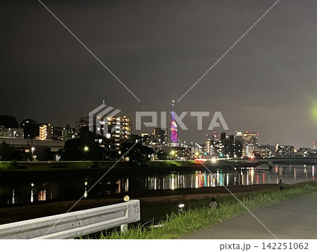室見川とライトアップされた福岡タワーの夜景(福岡市) 室見川とライトアップされた福岡タワーの夜景(福岡市) 142251062