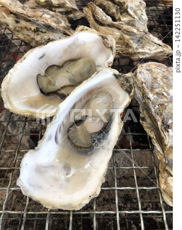 牡蠣小屋で焼く焼き牡蠣 牡蠣小屋で焼く焼き牡蠣 142251130