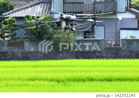ドローンによる農薬散布 142251245