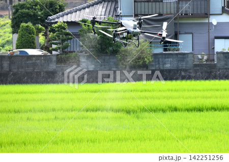 ドローンによる農薬散布 ドローンによる農薬散布 142251256