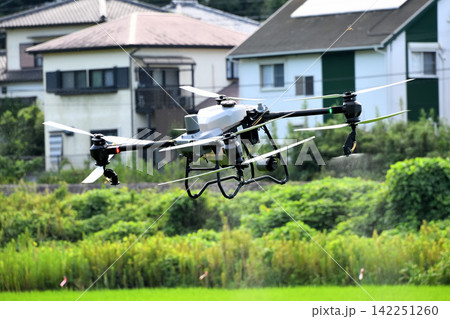 ドローンによる農薬散布 ドローンによる農薬散布 142251260