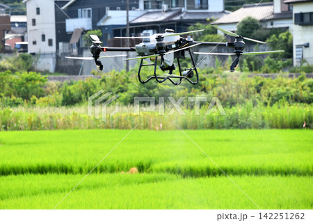 ドローンによる農薬散布 ドローンによる農薬散布 142251262