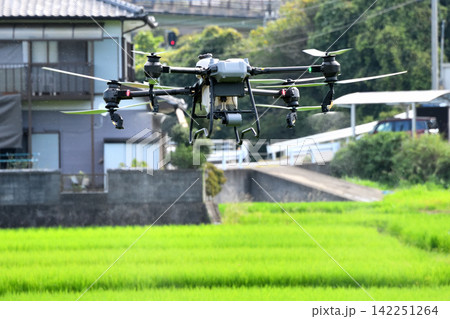ドローンによる農薬散布 142251264