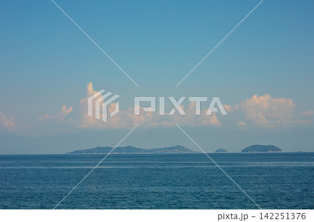 夏の入道雲と瀬戸内海の美しい島並み 夏の入道雲と瀬戸内海の美しい島並み 142251376