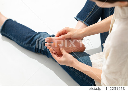 足を触る女性 足を触る女性 142251438