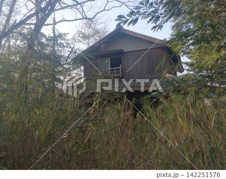 山の中にひっそりと佇む廃墟 山の中にひっそりと佇む廃墟 142251576