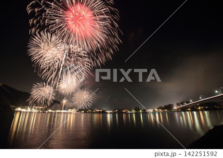 夏の夜空を彩る花火 夏の夜空を彩る花火 142251592