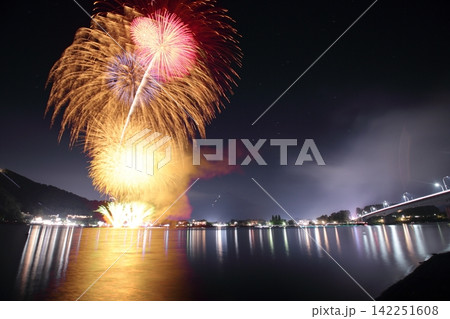 河口湖から望む神明の花火と夜景 河口湖から望む神明の花火と夜景 142251608
