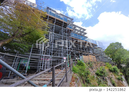 改修工事中の岐阜城(稲葉山城)の足場 改修工事中の岐阜城(稲葉山城)の足場 142251862