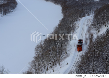 天塩川沿を走る除雪列車 142252016