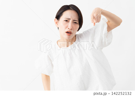 白いブラウスを着ている女性 ライフスタイルイメージ 白いブラウスを着ている女性 ライフスタイルイメージ 142252132