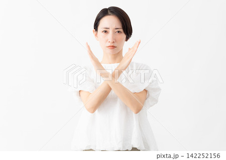 白いブラウスを着ている女性　ライフスタイルイメージ 142252156