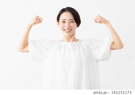 白いブラウスを着ている女性 ライフスタイルイメージ 白いブラウスを着ている女性 ライフスタイルイメージ 142252173