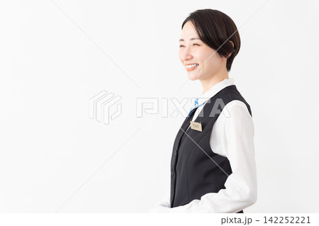 制服を着たアテンダントの女性　旅行イメージ 142252221