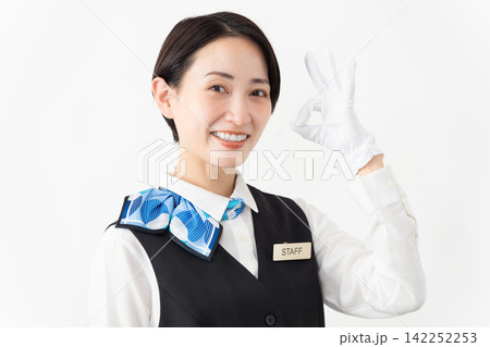 制服を着たアテンダントの女性 旅行イメージ 制服を着たアテンダントの女性 旅行イメージ 142252253