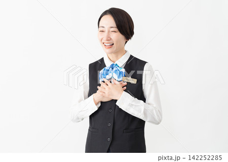 制服を着た受付係の女性 ジョブイメージ 制服を着た受付係の女性 ジョブイメージ 142252285