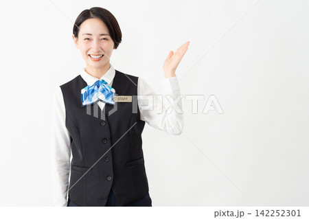 制服を着た受付係の女性 ジョブイメージ 制服を着た受付係の女性 ジョブイメージ 142252301