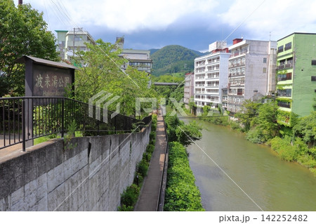 飯坂温泉 摺上川沿いに並ぶ観光ホテルと波来湯公園（福島県福島市） 142252482