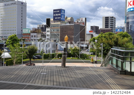 岐阜駅北口を出た直後の風景（信長ゆめ広場） 142252484