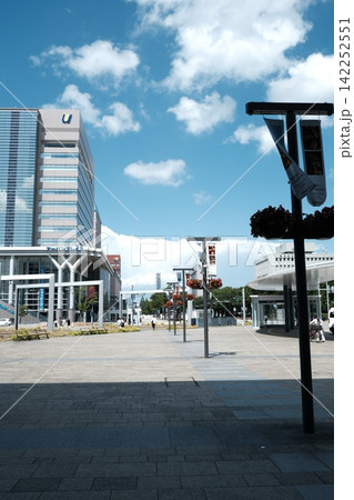 都市の街並み 青空と現代建築 都市の街並み 青空と現代建築 142252551