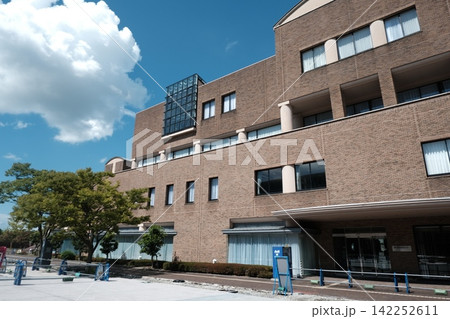 レンガ造りの現代建築と青空 レンガ造りの現代建築と青空 142252611