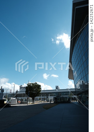 高層ビルと青空の俯瞰撮影 高層ビルと青空の俯瞰撮影 142252671
