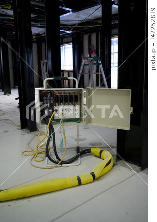 建設現場の仮設分電盤 建設現場の仮設分電盤 142252819