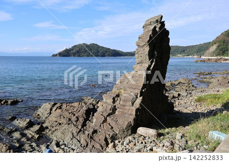 夏泊半島 海岸にそそり立つ岩 夏泊半島 海岸にそそり立つ岩 142252833